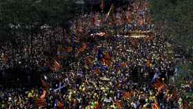 La manifestación, convocada por Espai Democràcia i Convivéncia, ha transcurrido por el Paralelo barcelonés / EFE