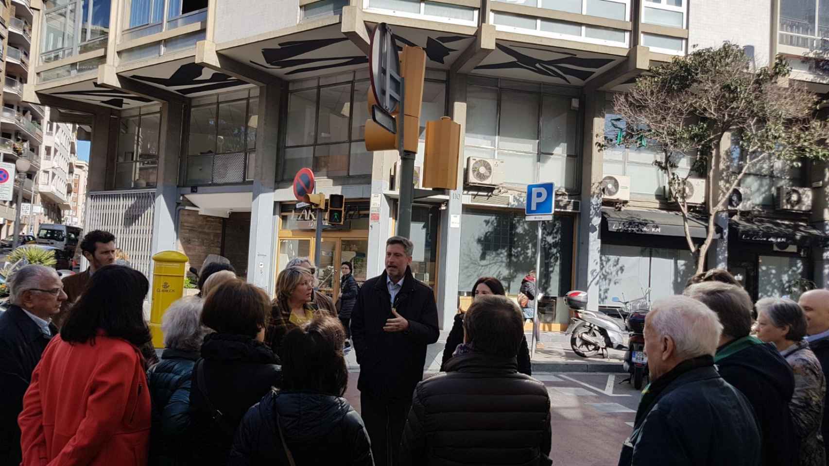 El regidor presidente del distrito Jordi Martí reunido con los vecinos en la calle Balmes