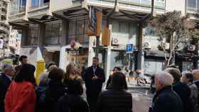 El regidor presidente del distrito Jordi Martí reunido con los vecinos en la calle Balmes