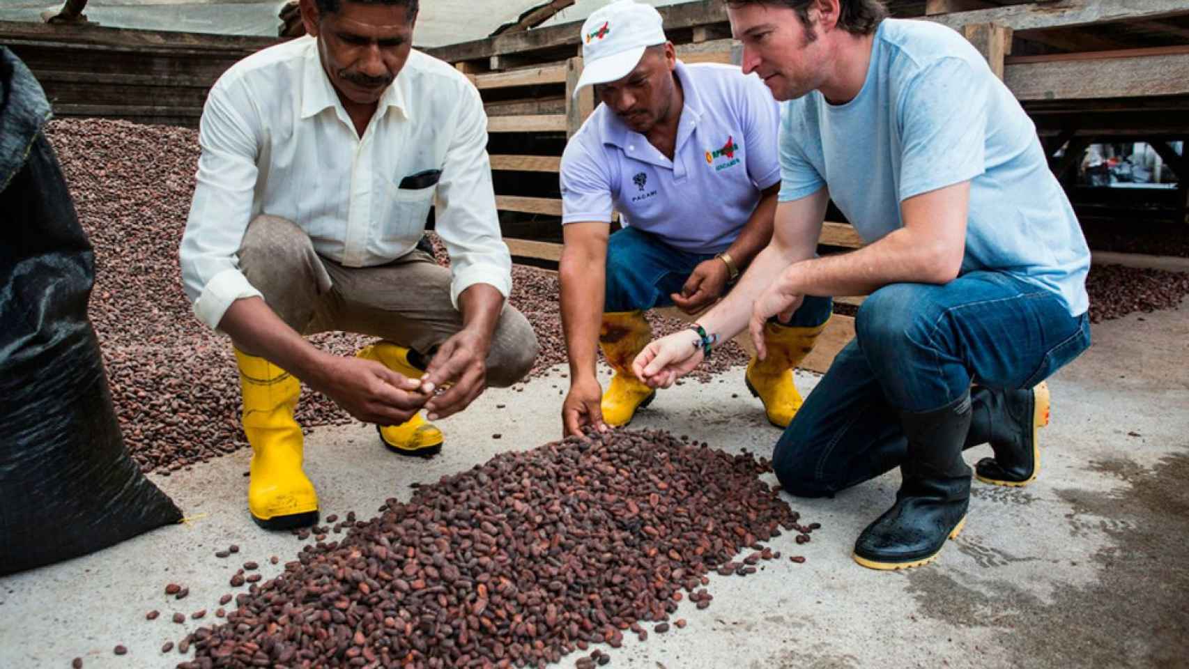 Santiago Peralta en una de las plantaciones de cacao en Ecuador / PACARI