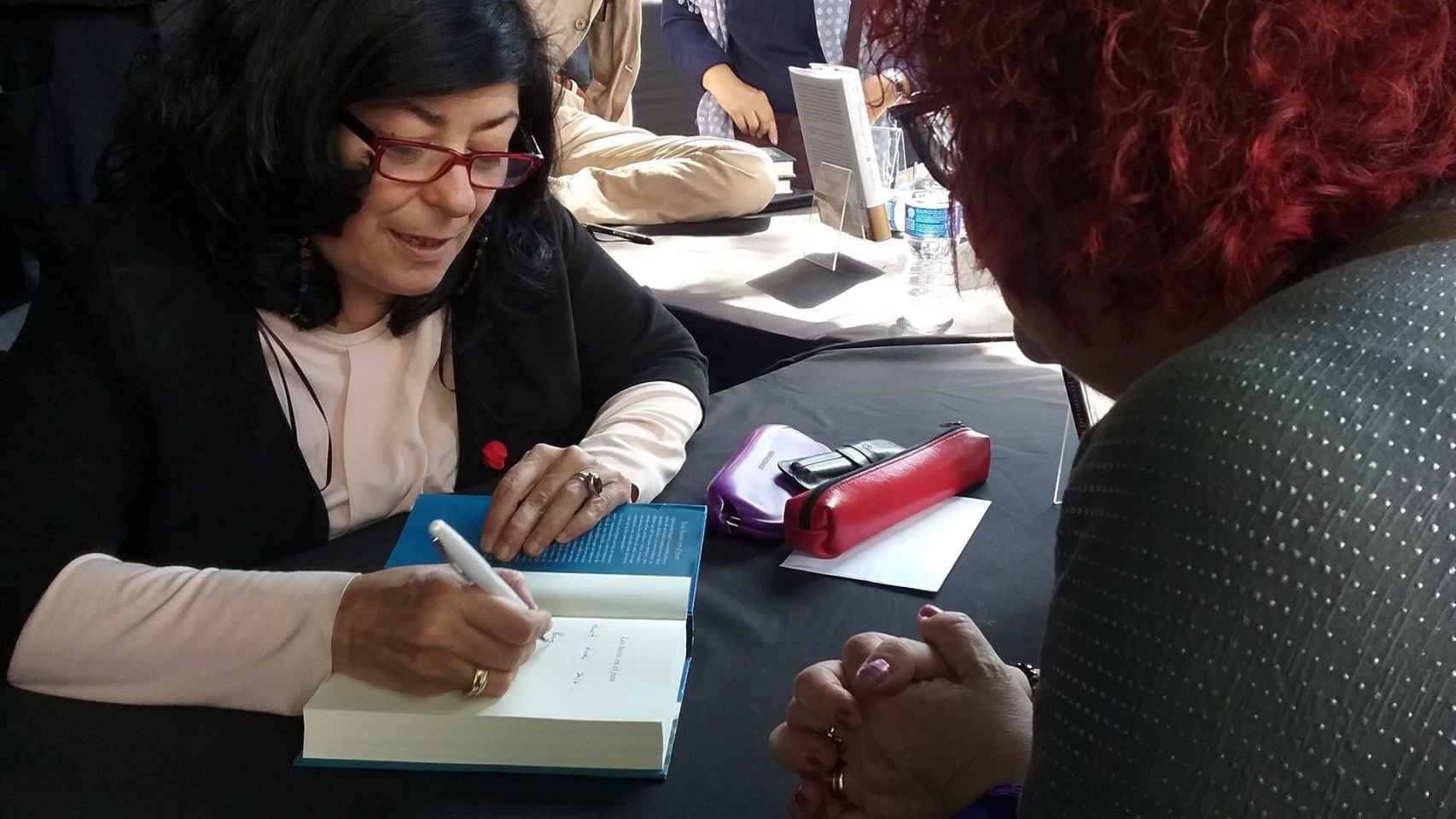 Almudena Grandes durante una firma de libros | EUROPA PRESS