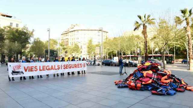 La acción de Stop Mare Nostrum con chalecos salvavidas de Proactiva Open Arms / Stop Mare Noatrum