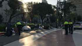 Imagen del inicio del desalojo del campamento de personas sin techo de la plaza de Catalunya en el que ha participado la Guàrdia Urbana EUROPA PRESS