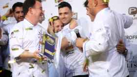 Álvaro Salazar recibe el premio al mejor cocinero del año en la feria Alimentaria / H.F.
