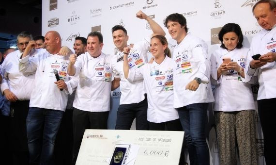 El conjunto de cocineros que han participado en la VII edición del premio con os miembros del jurado / H.F.