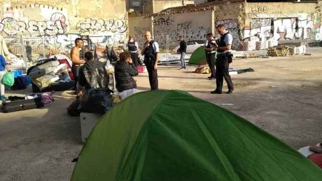 Un grupo de sintecho acampados en un solar cerca del Arc de Triomf, hace unos días / @xdrets