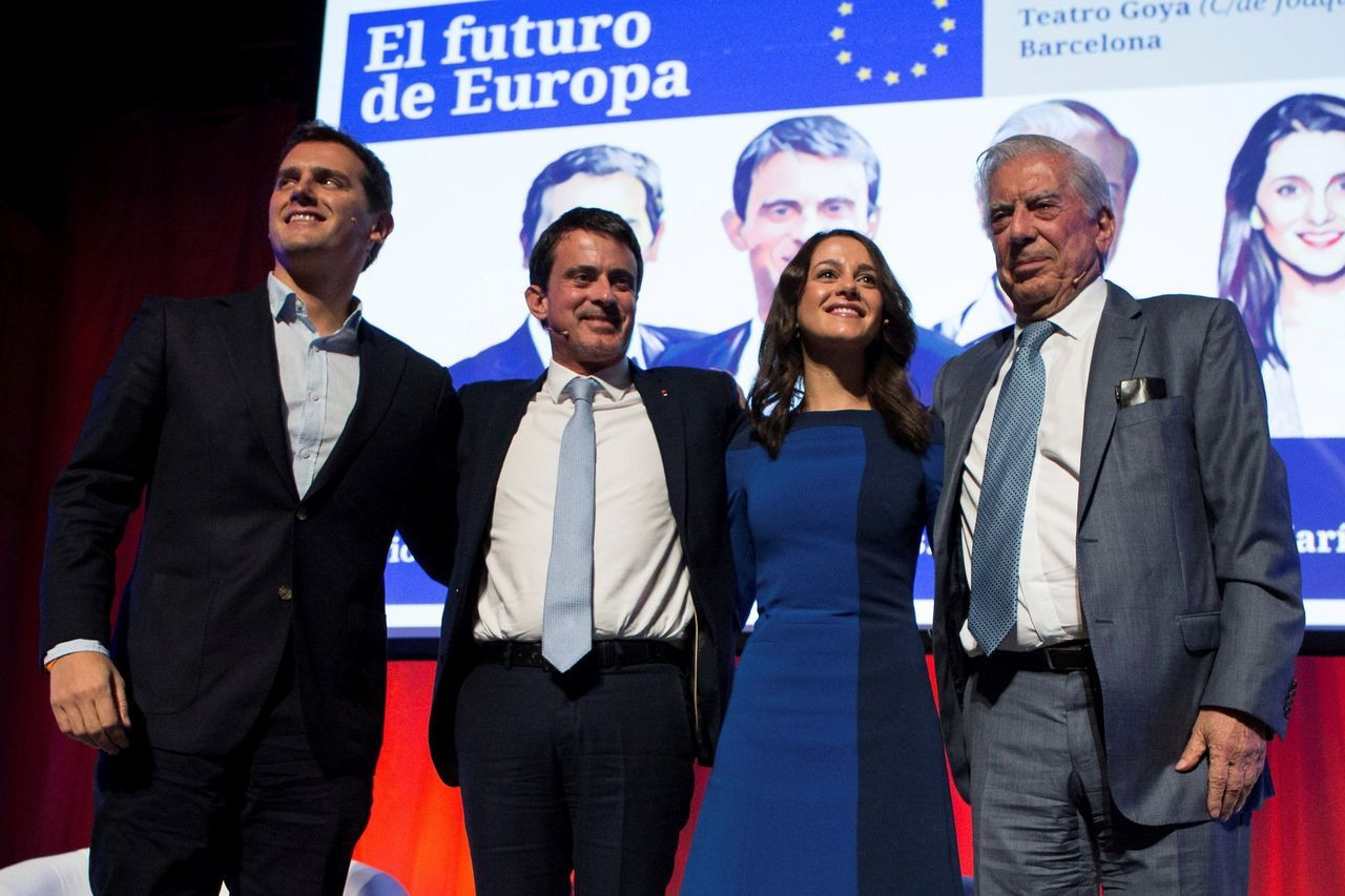 Manuel Valls, entre Albert Rivera e Inés Arrimadas / EFE