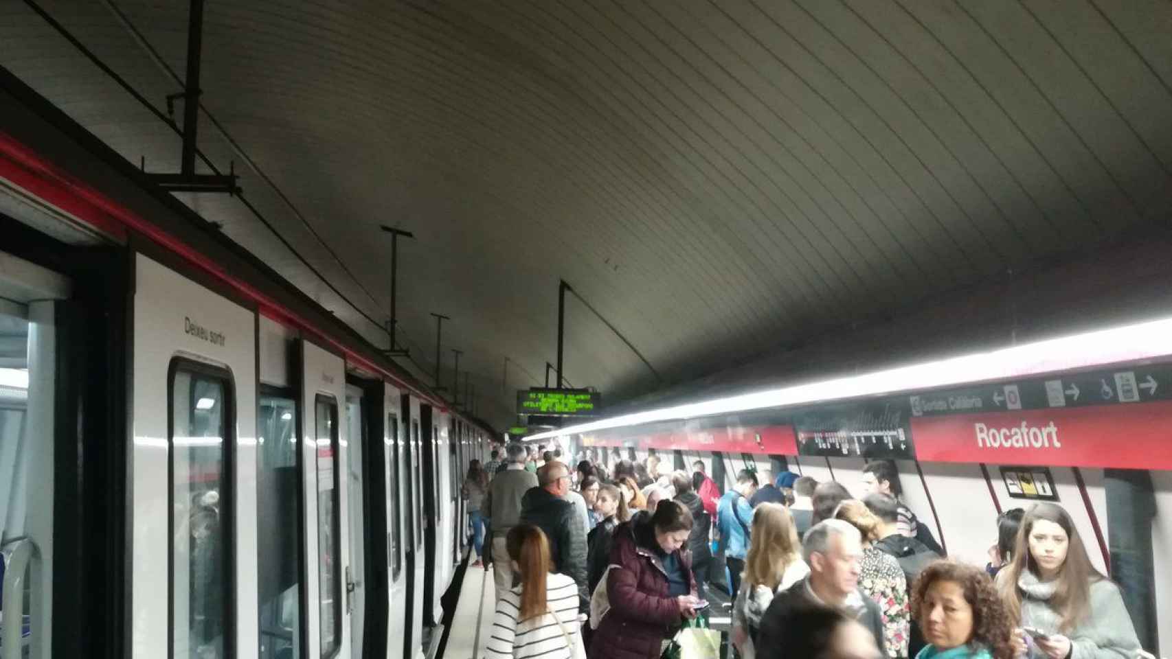 La estación de metro de Rocafort con el convoy de metro parado / TWITTER GIL SANZ
