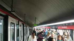 La estación de metro de Rocafort con el convoy de metro parado / TWITTER GIL SANZ