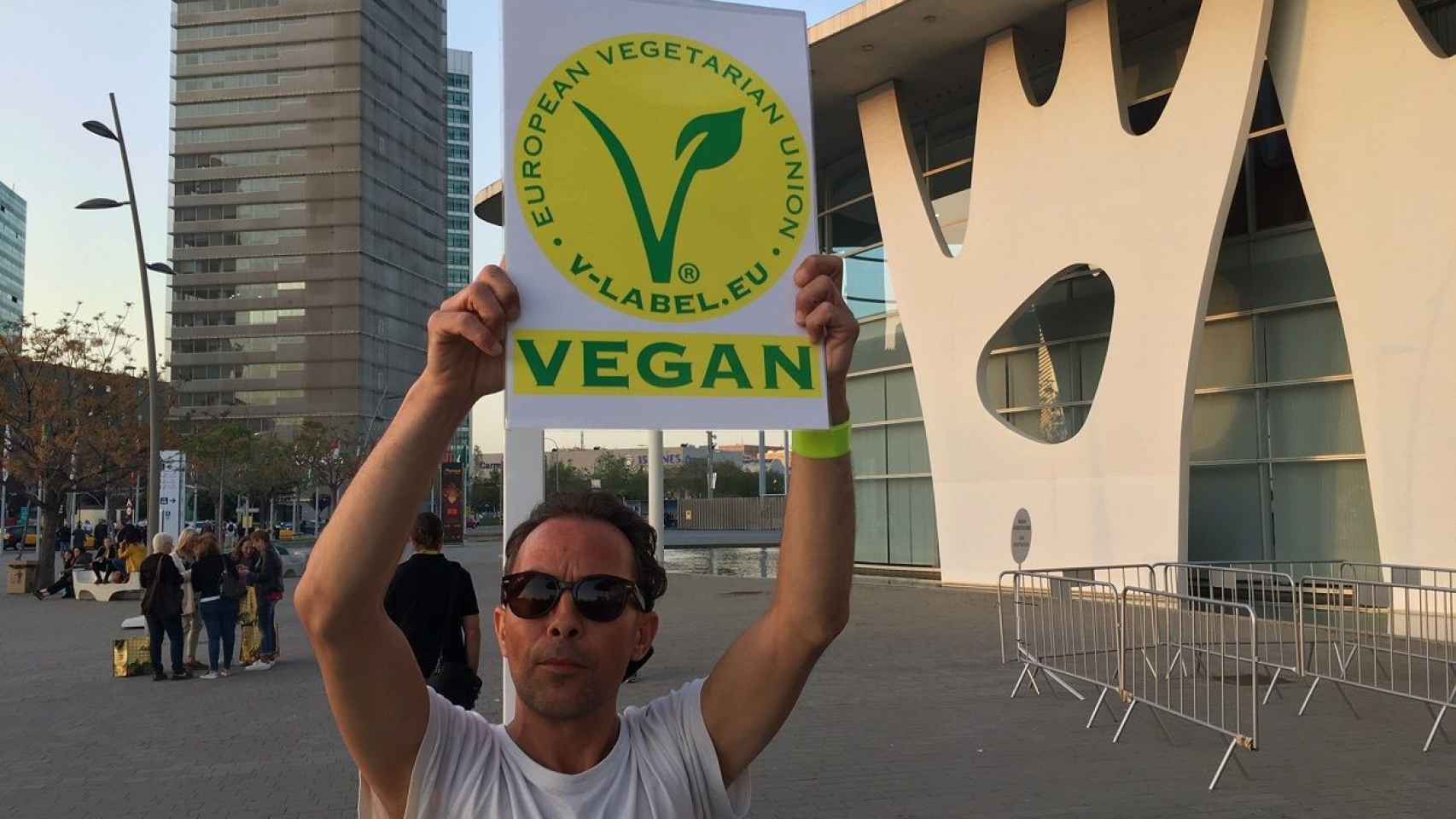Juan Galán, con su pancarta vegana, se manifestó cada día delante de la entrada Sur de Fira Gran Via durante Alimentaria 2018 / MIKI