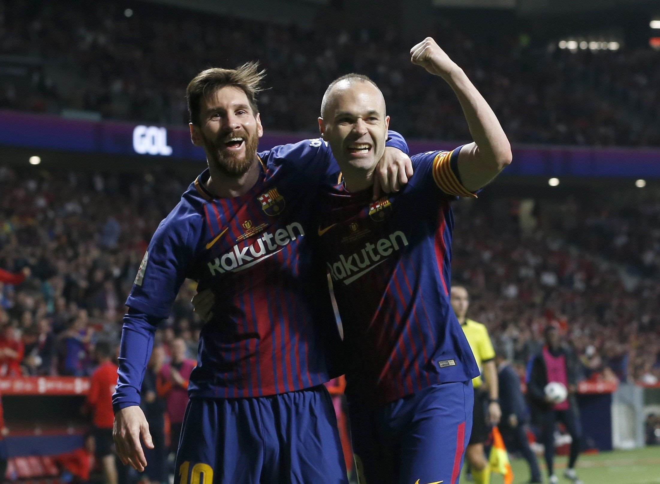 Messi e Iniesta celebran la victoria del Barça en la final de la Copa del Rey contra el Sevilla