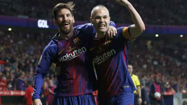 Iniesta y Messi celebran un gol del Barça al Sevilla en la final de la Copa del Rey / EFE