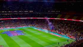 Panorámica de la grada del Wanda Metropolitano donde se ha ubicado a la afición del Barça mientras sonaba el himno de España / TVE