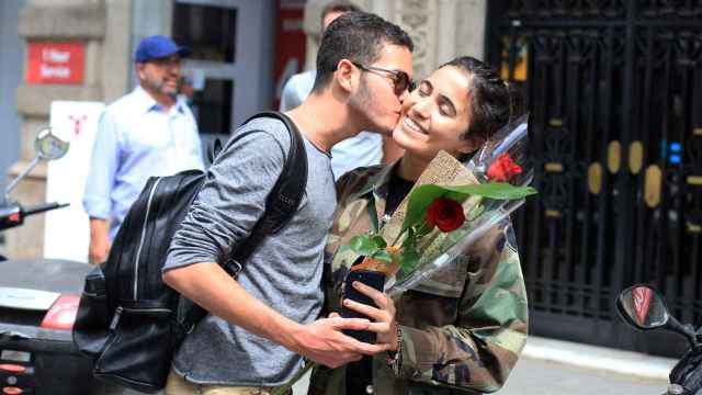 Una pareja disfrutando en Sant Jordi | HUGO FERNÁNDEZ