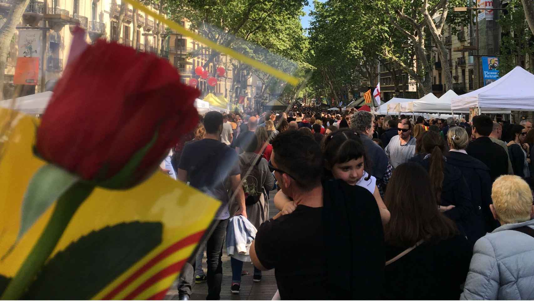 La Rambla durante la jornada de Sant Jordi 2017 / ADRIANA VALERO