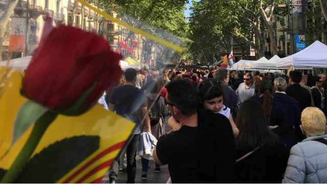 La Rambla durante la jornada de Sant Jordi 2017 / ADRIANA VALERO