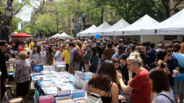 Rambla Catalunya durante la Diada de Sant Jordi | HUGO FERNÁNDEZ