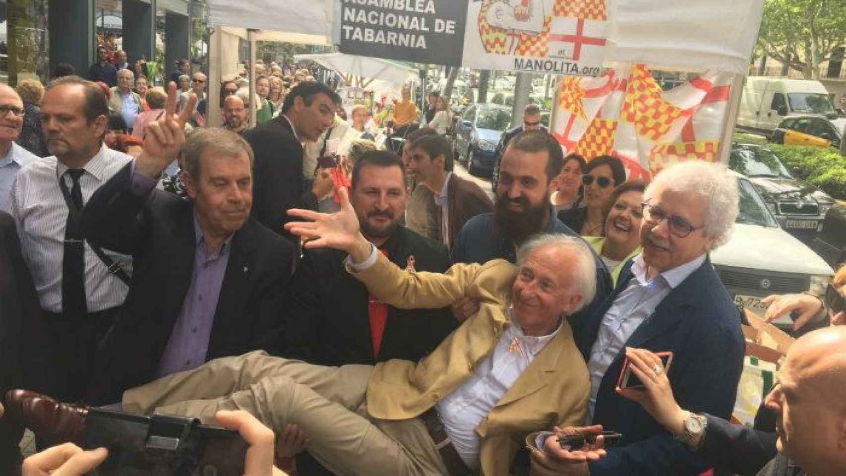 El Gobierno de Tabarnia, con Albert Boadella a la cabeza, se ha reunido de forma extraordinaria para celebrar Sant Jordi / XAVIER ADELL