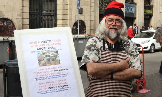 El aborigen catalán en La Rambla durante Sant Jordi | HUGO FERNÁNDEZ