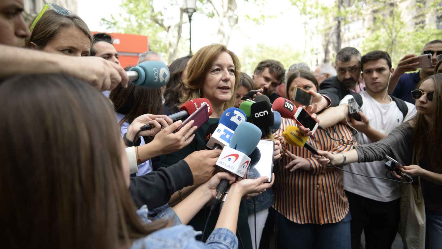 Carina Mejías, atendiendo a los medios de comunicación junto a la caseta de Sant Jordi de Ciutadans en el paseo de Gràcia / CIUTADANS