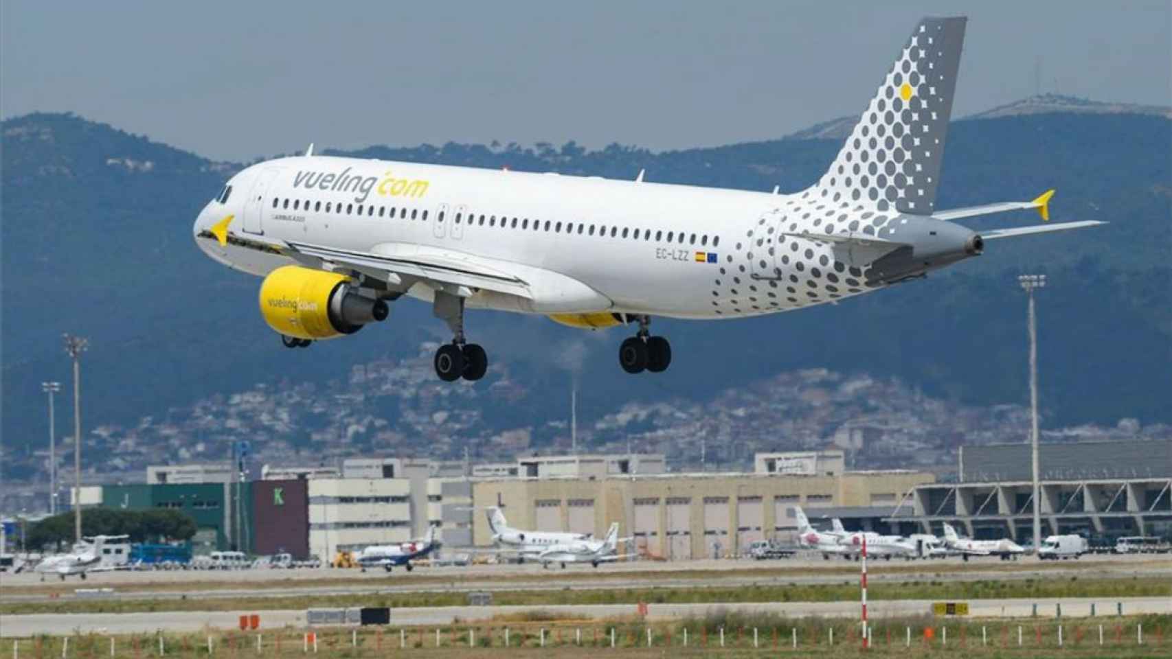 Un avión de la compañía aérea Vueling operando en el aeropuerto barcelonés de El Prat / EFE  JOSEP LAGO