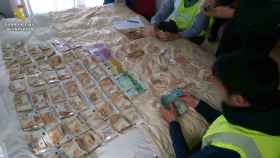 Parte del dinero incautado por la Guardia Civil durante la operación / Guardia Civil