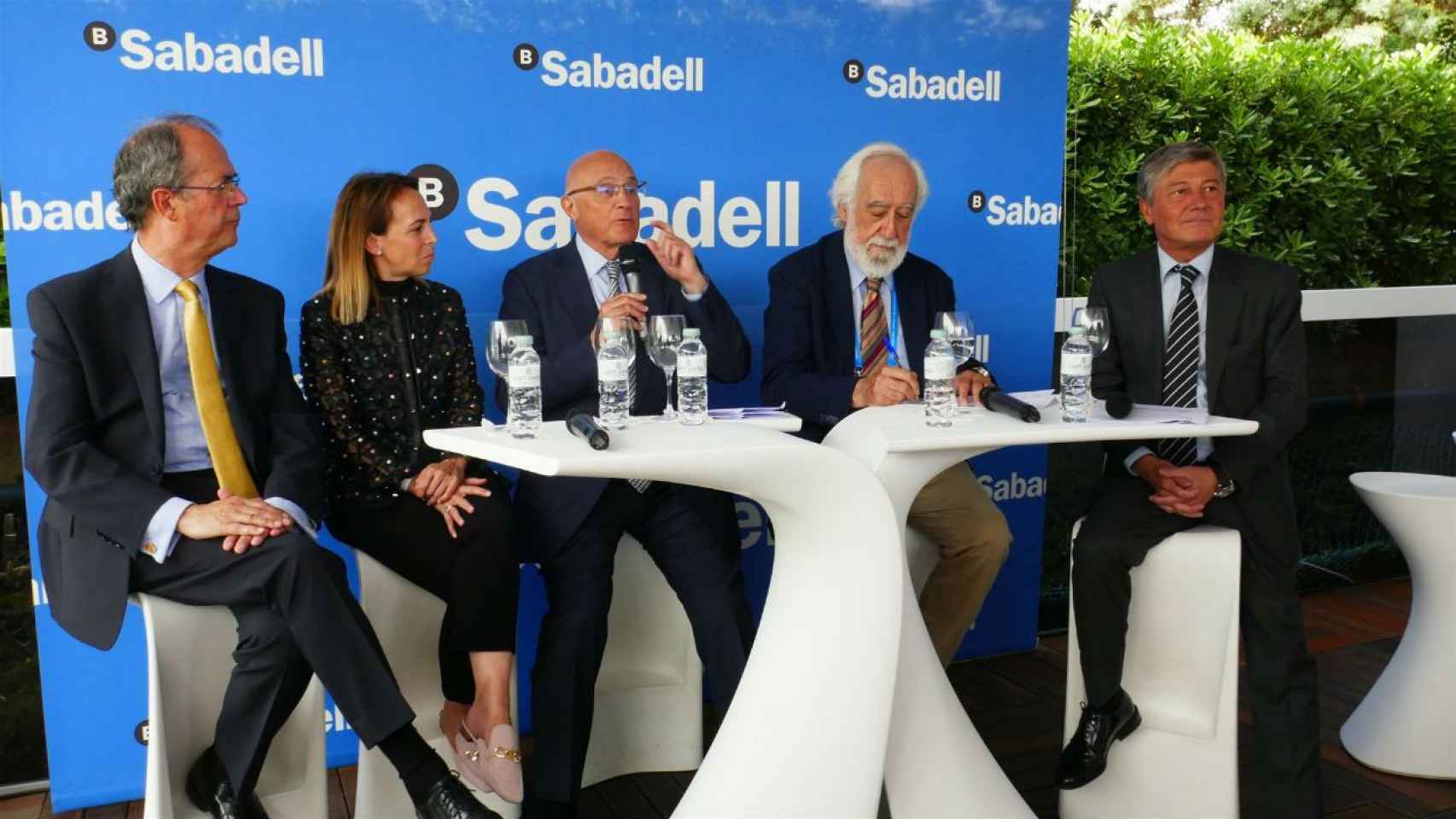 Josep Oliu, presidente del Banco Sabadell, en el centro de la imagen, durante la presentación los 'Aces Solidarios' / EUROPA PRESS