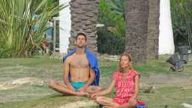 Novak Djokovic y Jelena, esposa y madre de sus dos hijos, practicando yoga en su residencia de Marbella, donde el tenista serbio visita a su gurú espiritual / ARCHIVO
