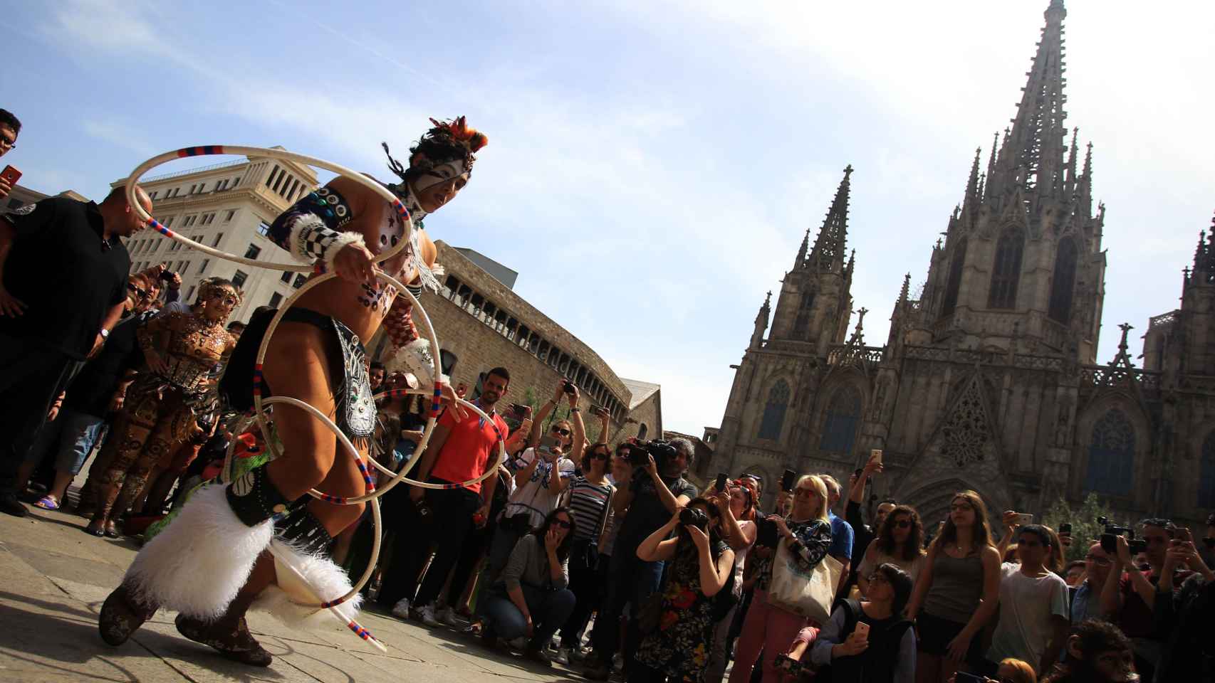 La compañía celebra en la calle el 20 aniversario de la primera actuación en la ciudad, 'Alegría' | HUGO FERNÁNDEZ