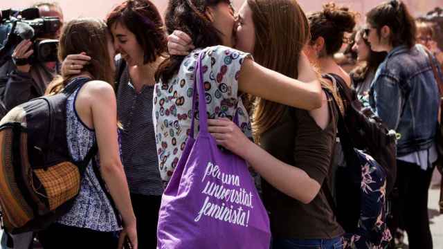 Mujeres besándose en plaza Universitat / EFE - QUIQUE GARCÍA