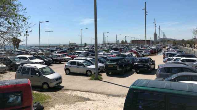 El parking, sin urbanizar, ocupa el espacio por el que deben transitar los peatones