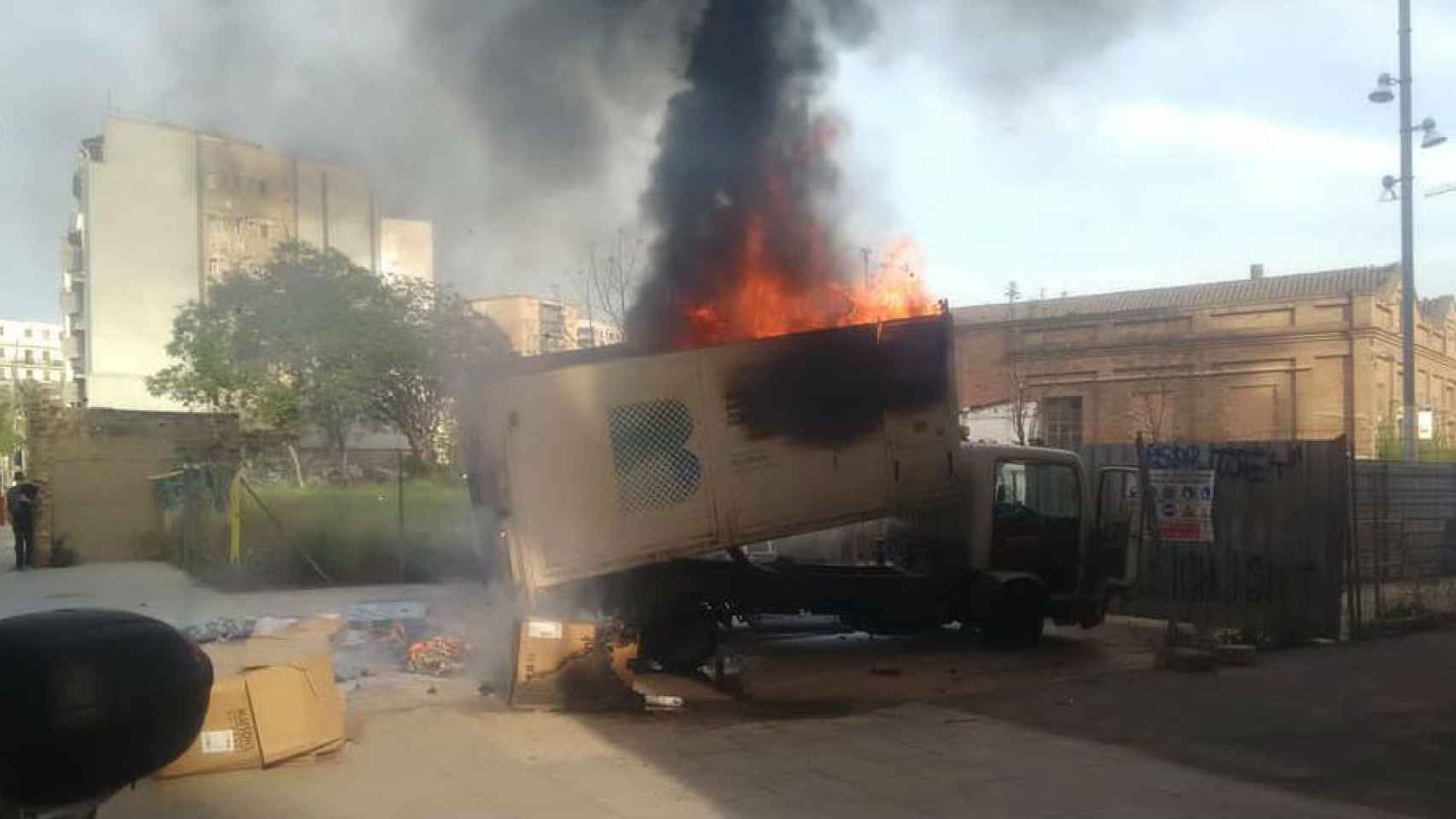 Espectacular incendio de un camión de la basura cerca de Can Batlló / FACEBOOK ENRIC JARA SIN