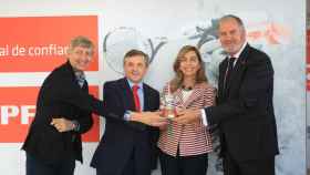 La multinacional española de seguros Mapfre, patrocinadora de la RFET, ha sido galardonada en el RCT Barcelona por sus diez años de compromiso con el Trofeo Godó / HUGO FERNÁNDEZ
