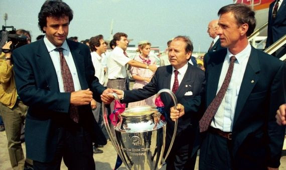 Alexanko, Núñez y Cruyff, con la Copa de Europa de 1992