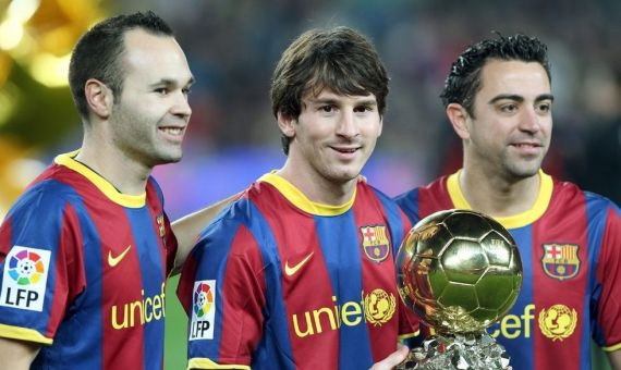 Andrés Iniesta, Leo Messi y Xavi Hernández ofrecen el Balon oro al Camp Nou / EFE