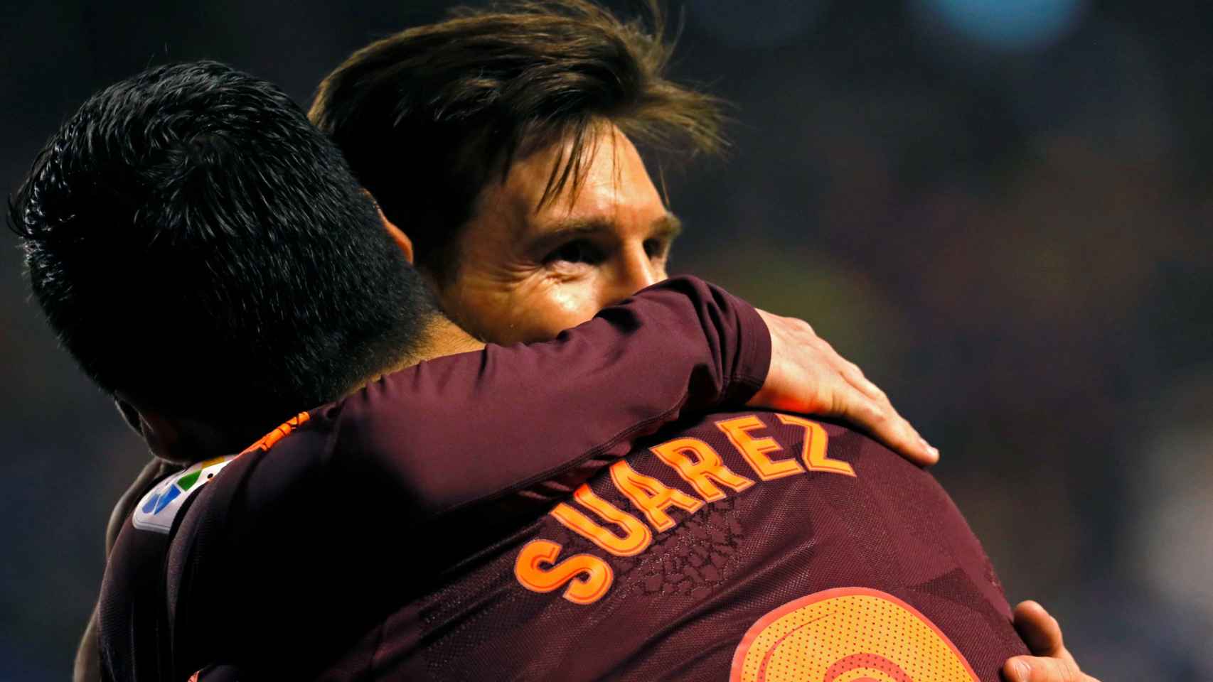 Leo Messi celebra con Luis Suárez uno de sus tres goles / EFE