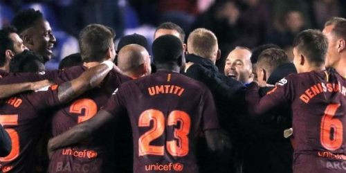 Los jugadores del Barça celebran la Liga tras ganar en Riazor por 2-4