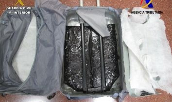 Las maletas con la heroína del pasajero detenido en El Prat.