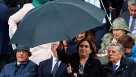 Ada Colau, junto al Conde de Godó, abre un paraguas en las gradas del torneo de tenis Conde de Godó / EFE / ALEJANDRO GARCÍA