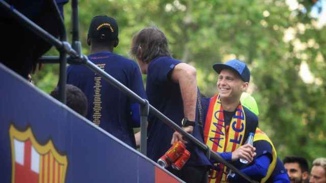 Jasper Cillessen bebiendo agua en la rúa de campeones del FCBarcelona / HUGO FERNÁNDEZ