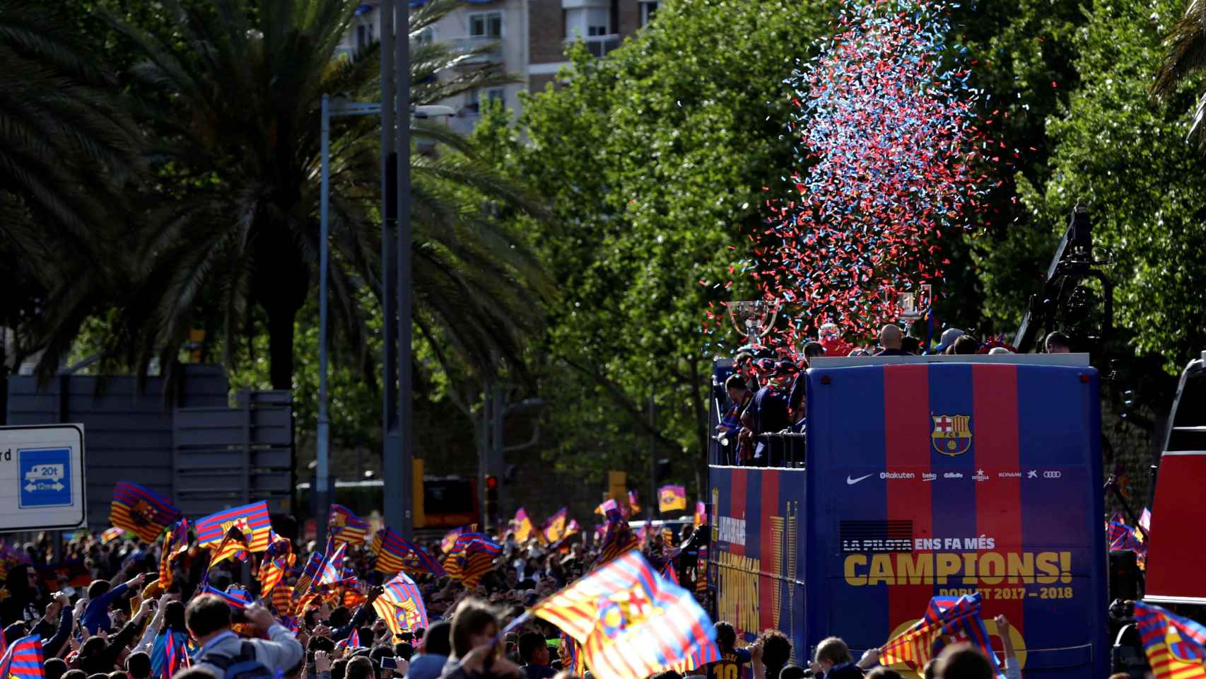 Guerra de confeti en la rúa de campeones del FCBarcelona / EFE / ALBERTO ESTÉVEZ