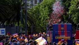 Guerra de confeti en la rúa de campeones del FCBarcelona / EFE / ALBERTO ESTÉVEZ
