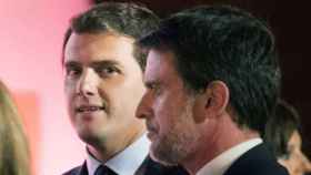 El exprimer ministro francés, Manuel Valls, junto al presidente de Ciudadanos, Albert Rivera / EFE