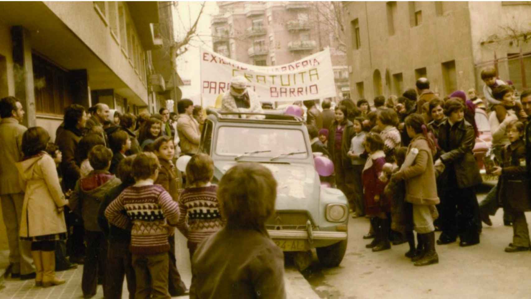Imagen antigua de una de las protestas vecinales en el barrio de Trinitat Vella que forma parte del programa de memoria popular / AJUNTAMENT DE BARCELONA