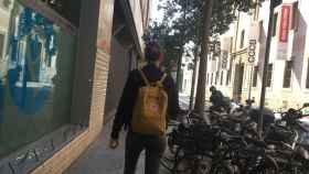 Una joven paseando con la mochila Kanken por Barcelona | P.B.
