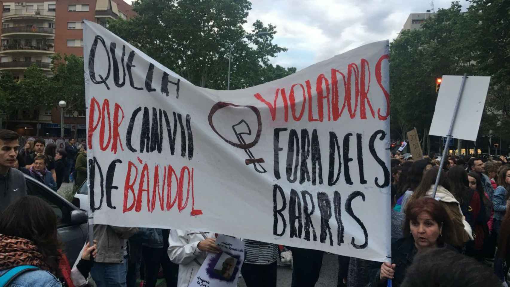 Los manifestantes han recorrido las calles de La Verneda mostrando pancartas alusivas y su descontento por la puesta en libertad de Gregorio Cano / METRÓPOLI ABIERTA
