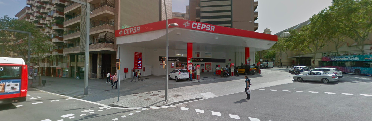 Una de las gasolineras de Cepsa en Barcelona / ARCHIVO