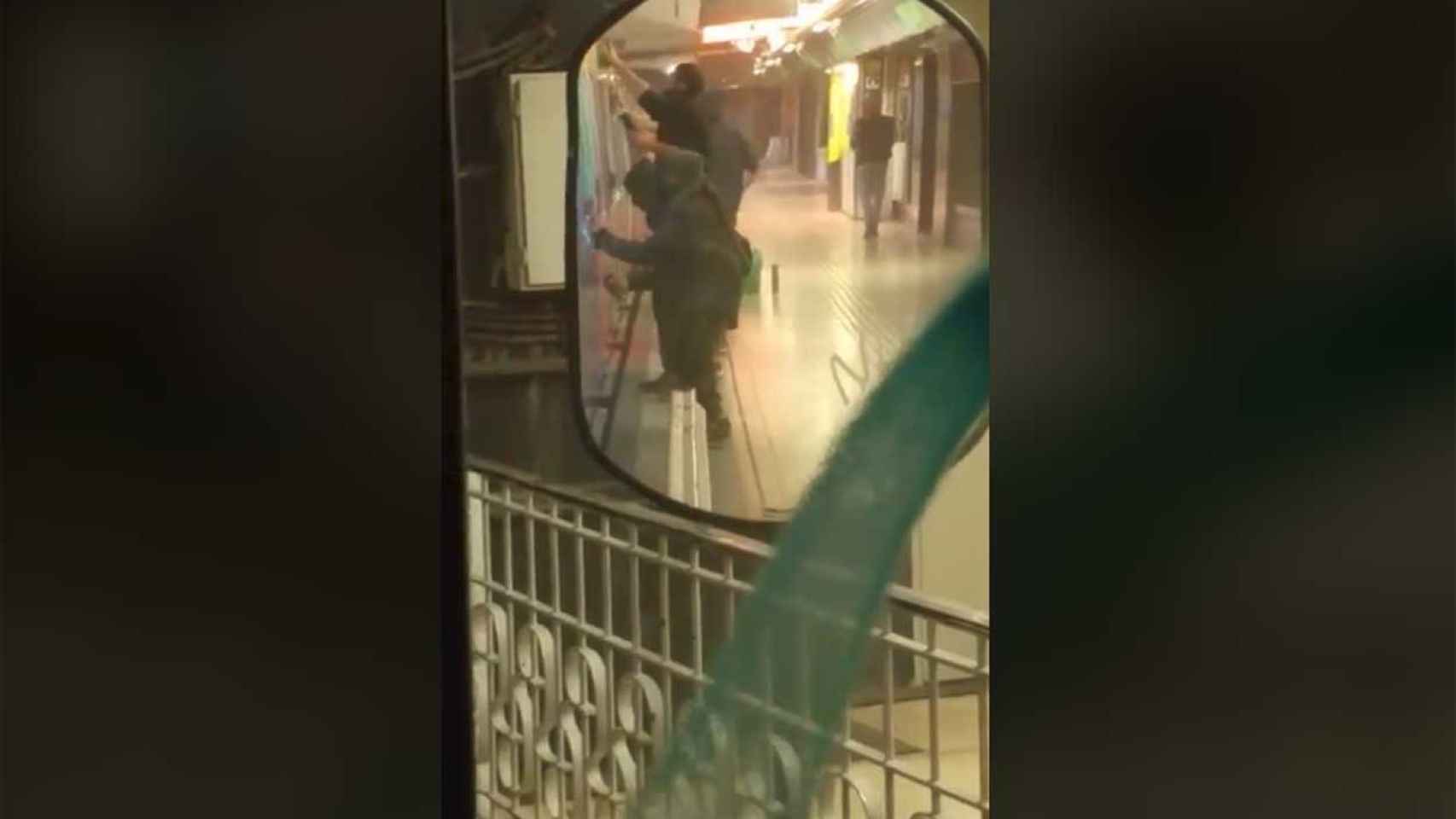 Imagen del vídeo del ataque de los grafiteros al metro en la plaza Catalunya / CGT