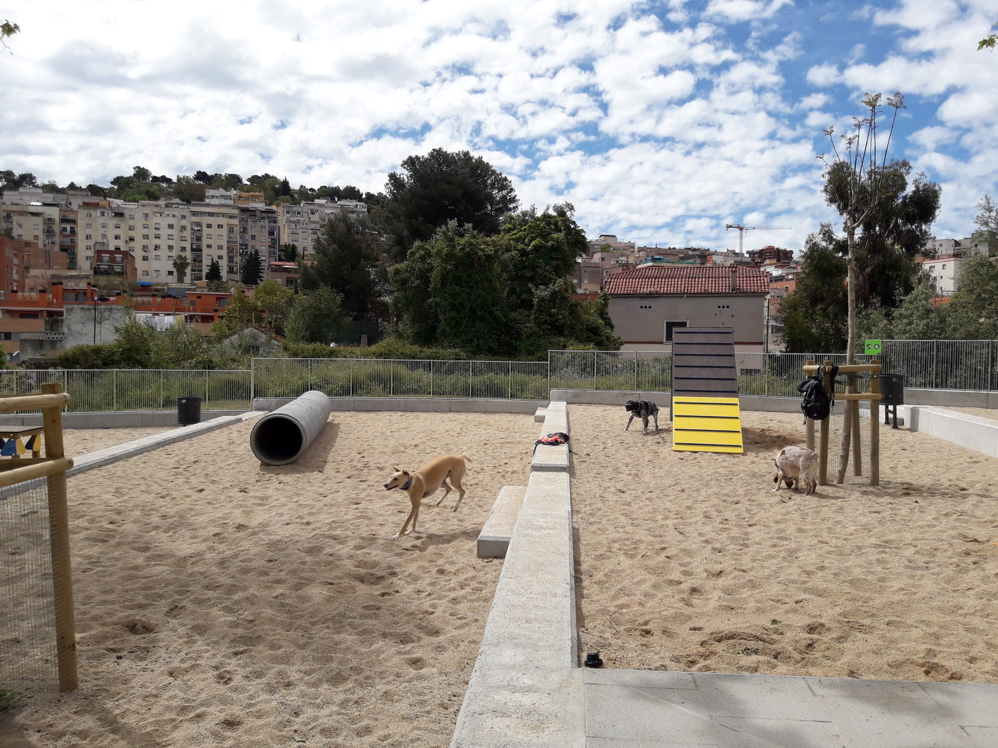 El Eixample inaugura uno de los parques para perros más grandes de Barcelona