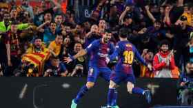 Suárez y Messi celebran el segundo gol del Barça, marcado por el delantero argentino / EFE
